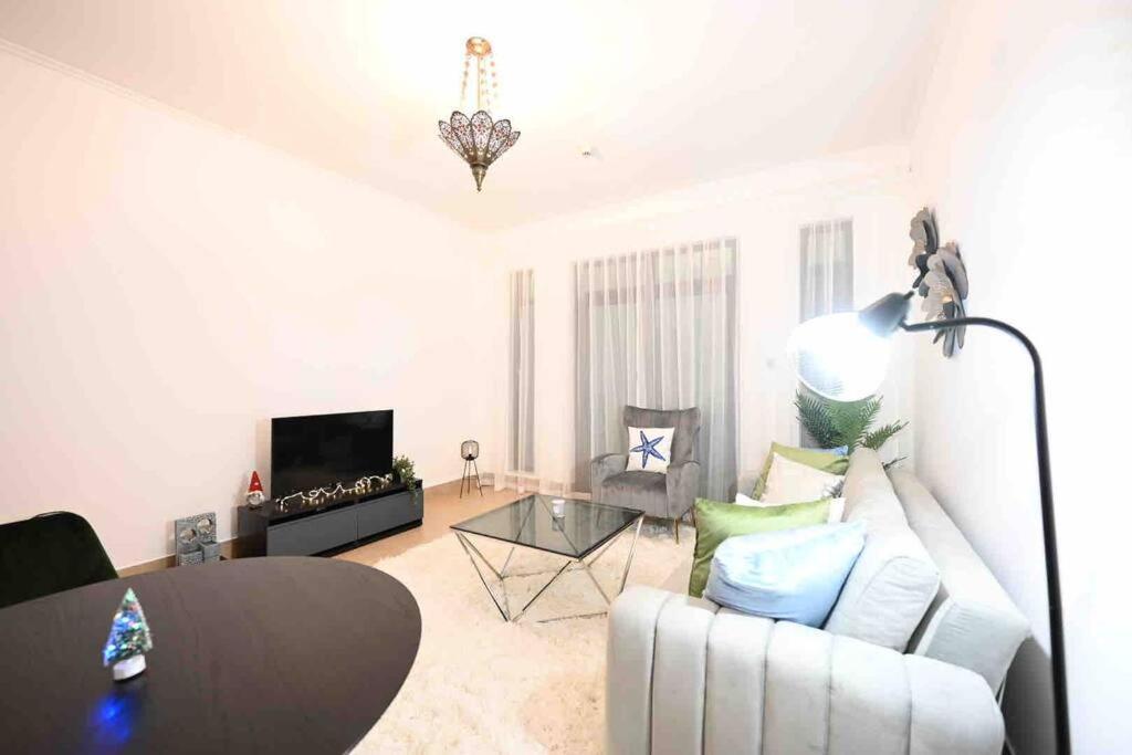 Brand New Furniture . Close To Dubai Mall. Eksteriør billede